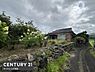 その他：自然を感じられる環境に佇む物件です。石垣や緑豊かな植栽が落ち着いた雰囲気を演出しています。前面道路は曲線を描いており周囲の景色と調和しています。道路幅も適度で現地までのアクセスも確保されています。