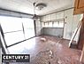 キッチン：広い窓からたっぷりと光が差し込みキッチン全体が明るく感じられます。落ち着いた雰囲気の室内で作業もしやすくDIYやリフォームにも適したスペースです。