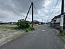 その他：前面道路は舗装されており住宅街の落ち着いた雰囲気が感じられます。電柱や電線も整然と配置されていて周辺には戸建て住宅が点在しています。道路幅も確保されているため車の通行にも安心感があります。