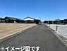 その他：落ち着いた住宅街の一角に位置し車の通行もスムーズな道路が隣接しています。周囲には平屋や戸建住宅が立ち並びゆとりのある街並みが魅力です。日当たりも良く空が広く感じられる環境です。