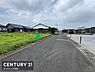 その他：現地周辺は住宅が建ち並び落ち着いた雰囲気が広がっています。前面道路は幅がしっかりと確保されており車の出入りも行いやすい環境です。舗装もしっかりされていて生活の利便性が期待できます。
