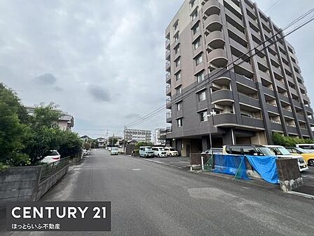落ち着いた雰囲気のある街並みに位置するマンションです。道路も広々としており車の出し入れがしやすい環境です。周囲には緑もあり住宅街ならではの静けさが感じられます。高層階からの眺めも期待できます。