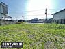 外観：陽当たりが良く開放感のある現地土地写真です。周囲の建物との距離感も感じられます。道路へのアクセスも便利です。敷地がすっきりとしています。様々な用途に対応できそうな印象です。
