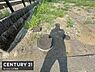 外観：現地土地写真です。境界部分が明確に確認できます。日当たりの様子も写真から分かります。地面の状況や周囲の雰囲気もご覧いただけます。現況がよくわかる写真です。