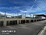 その他：広々とした前面道路が印象的な現地写真です。すっきりとした道路沿いで周囲は開放感のある環境です。視界が広く空がよく見えます。敷地周辺も整備されています。現地の雰囲気をしっかりご確認いただけます。