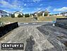 その他：前面道路と現地の様子がしっかりと確認できる写真です。道路幅や周辺の雰囲気がわかりやすくなっています。現地の全体像がつかみやすくアクセスのしやすさも感じられます。街並みの一端も見ることができます。