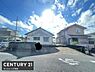 その他：南向きの前面道路に接しており陽当たりの良い現地写真です。周辺は閑静な住宅街でゆったりとした敷地が広がっています。道路幅も十分に確保されているため車両の出入りもスムーズです。