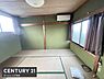 和室：二面採光で明るさを感じられる和室です。畳が敷かれ落ち着いた雰囲気が広がっています。エアコンが備え付けられており季節を問わず快適に過ごせます。カーテン付きの窓も特徴的です。すっきりとした空間です。