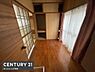 室内：木目調の床と壁が温かみを感じさせる室内です。大きな窓から明るい日差しが差し込み開放感があります。収納スペースが充実しているため整理整頓しやすいです。障子の引き戸が和の雰囲気を演出しています。