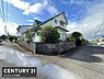 その他：角地に位置し前面道路が広く見通しのよい現地写真です。建物周辺には緑も配置されゆとりのある環境がうかがえます。道路との境界が明確でアプローチや車の出入りがしやすい印象です。