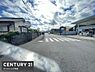 その他：前面道路は幅員が広く車の出入りもスムーズに行えます。周辺には住宅や店舗があり落ち着いた街並みです。交通量も確認でき安全面にも配慮されています。信号や横断歩道も設置されています。