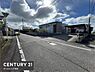 その他：前面道路がしっかり整備されており車の出し入れもスムーズに行えます。周囲には住宅が立ち並び落ち着いた雰囲気です。日差しがしっかりと入る明るい現地写真で開放感があります。