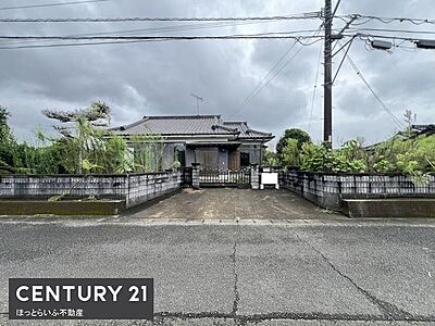 外観:落ち着いた印象の外観が特徴です。広々とした前面スペースで使い勝手が良好です。周辺の緑も豊かで落ち着いた住環境に適しています。瓦屋根の外観が目を引きます。駐車スペースも確保されています。 外観:落ち着いた印象の外観が特徴です。広々とした前面スペースで使い勝手が良好です。周辺の緑も豊かで落ち着いた住環境に適しています。瓦屋根の外観が目を引きます。駐車スペースも確保されています。