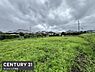 外観：広々とした現地土地写真です。周囲には住宅が立ち並びゆったりとした雰囲気が感じられます。敷地の整った地形も魅力的です。視界を遮るものが少なく開放感があります。用途に応じてご検討いただけます。