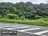 その他：道路幅がしっかりと確保されており車の出入りもスムーズに行えます。周囲には豊かな緑が広がり落ち着いた雰囲気が特徴です。前面道路のきれいな舗装が印象的で整った街並みを感じられます。