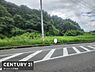 その他：前面道路は幅員が広く車の出入りがしやすい環境です。周囲には緑が豊富で自然を身近に感じられます。道路沿いの立地でアクセスも良好です。現地の雰囲気がしっかり伝わる写真になっています。
