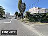その他：前面道路は広く車の通行がスムーズに行える印象です。周辺は緑も多く落ち着いた景観が広がっています。視界も開けており明るい雰囲気の現地写真です。道路状況がわかりやすくお車をお持ちの方にも安心いただけます。
