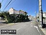 その他：前面道路を含む現地の様子が一目で確認できます。道幅が確保されており車の通行もしやすい印象です。周囲には住宅や建物が並び落ち着いた街並みが広がっています。日当たりの良い環境が感じられます。