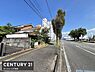 その他：前面道路はゆったりとした幅があり車の出入りがしやすい環境です。歩道には植栽もあり周辺の緑が感じられます。晴れた日に映える空と建物のコントラストが印象的です。建物周辺も整備されていて清潔感があります。