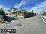その他：広々とした前面道路が印象的な現地写真です。周囲には植栽や塀が整然と整えられており落ち着いた住宅地の雰囲気を感じられます。道路は歩道や側溝もしっかり整備されています。