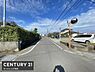 その他：現地前面道路は舗装されており車の通行もスムーズです。周囲には住宅が並び電線やガードレールも整っています。カーブミラーが設置されていて見通しに配慮されています。通り沿いには駐車スペースも見受けられます。