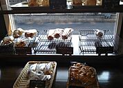 焼きたてパン 童夢まで1041m、安価美味しいから、早目に行かないと売りきれます。