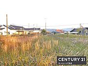 周囲に住宅が広がる穏やかな雰囲気の立地です。日当たりが良く開放感があります。周辺環境も整っており暮らしやすい環境が期待できます。