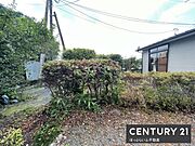 敷地内には整えられた植栽があり周囲の緑も豊かです。隣接する建物が近く管理の行き届いた印象を受けます。広さを感じられる現地土地写真です。利用しやすい形状が特徴です。