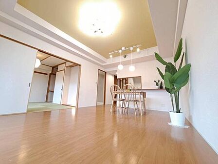 豊かな陽光が照らしだす空間。光に満ちた時がもたらす心地よい時間をお楽しみください。
