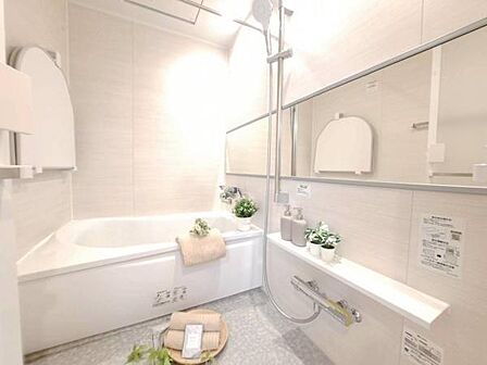 浴室換気乾燥機付きです！雨に日に洗濯物を乾かせ同時に室内を乾燥させカビの発生を抑制。暖房機機能で入浴前に暖めヒートショック現象を抑える事も出来ます