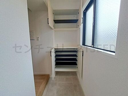 スッキリとしたデザインの玄関。たっぷりの収納で生活感を隠せる上品な空間です。