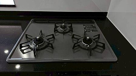 3口ガスコンロでパワフルな火力を確保。グリル付きで魚料理も手軽に。お料理好きの方にとっては嬉しい本格仕様です。