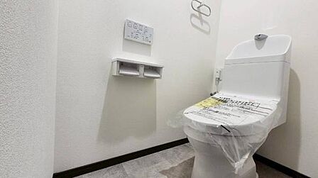 清潔感あふれる白基調のシンプルなトイレ空間。すっきりとした設計で毎日気持ちよく使用でき、コンパクトながら使い勝手のよい仕上がりです。
