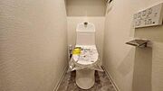 トイレには収納スペースが付いています。トイレットペーパーやお掃除道具などあまり見られたくないものを収納するのに重宝します。生活感が出にくく、すっきり片付きますね