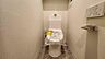 トイレ：トイレには収納スペースが付いています。トイレットペーパーやお掃除道具などあまり見られたくないものを収納するのに重宝します。生活感が出にくく、すっきり片付きますね