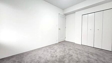 洋室はクローゼット付きで収納力があり、窓から光が入り明るく快適です。