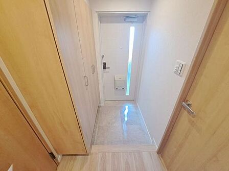 シューズクロークを備えたゆとりある玄関スペース。窓からの採光で明るく、家族の靴や外出用品もすっきり収納できます。