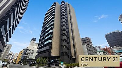 外観：角地に建つ開放的な立地。採光・通風ともに恵まれた人気の住まいです。