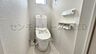 トイレ：小窓を設けたトイレで、自然換気ができ明るい空間です。