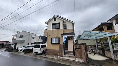 外観:ゆとりある前道で車の出し入れもスムーズ。静かで落ち着いた街並みです。 外観:ゆとりある前道で車の出し入れもスムーズ。静かで落ち着いた街並みです。