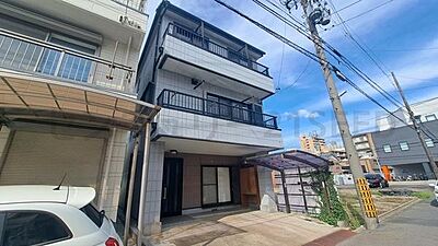 外観:シンプルモダンな外観デザインで、周辺の街並みにも自然に溶け込みます。 外観:シンプルモダンな外観デザインで、周辺の街並みにも自然に溶け込みます。