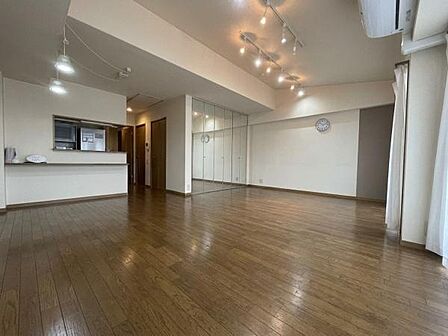 現状居住中につき現在は動産物がございます。予めご承知おきください。