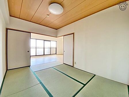 リビングに隣接した和室は小さなお子様の遊び場やお昼寝スペース、洗濯物を畳んだりとミセスコーナーとしても使えます。来客時の客室としても利用できるため、あると便利な使い勝手の良い空間です!