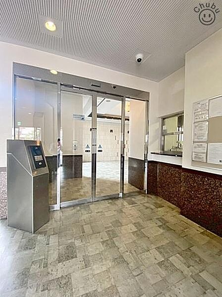オートロック付きのため、防犯面などがより安心なマンションです!オートロックの解錠には鍵や番号などが必要なため、関係者以外の人が簡単には侵入できない仕組みになっています。セールスなどの訪問にも安心です。