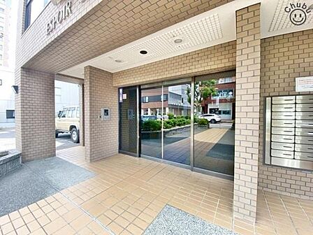 オートロック付きのため、防犯面などがより安心なマンションです!オートロックの解錠には鍵や番号などが必要なため、関係者以外の人が簡単には侵入できない仕組みになっています。セールスなどの訪問にも安心です。