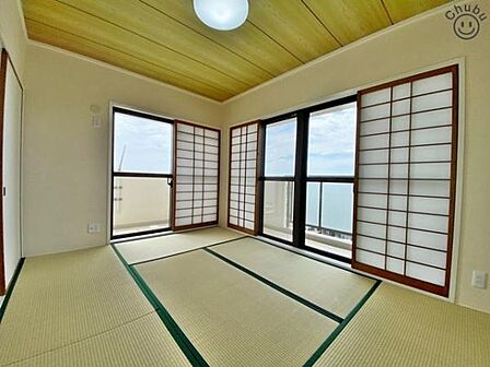 リビングに隣接した和室は小さなお子様の遊び場やお昼寝スペース、洗濯物を畳んだりとミセスコーナーとしても使えます。来客時の客室としても利用できるため、あると便利な使い勝手の良い空間です！