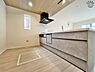 キッチン：スライド収納タイプのシステムキッチンで収納量が豊富！家族と一緒にお料理することができるゆったりしたキッチンスペースです！キッチンまわりは動きやすさを重視した導線でスムーズな家事の手助けになります！