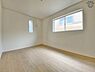 洋室：洋室　家族一人ひとりのプライベートな空間。2面採光の明るい洋室は日差しが注ぎこんで快適なプライベートスペースになりそうです。収納付きで通風も良好なため、心地よくお過ごしいただける室内です！