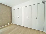しっかり収納できるクローゼットが設置されています！スーツケースなど大きいものが置け、ご夫婦の衣類や荷物、季節物、思い出の品まで大容量の収納が可能！お家がスッキリ片付きます！