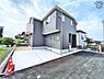 駐車場：お車は2台駐車可能(車種による)！ぜひ現地にて、実際の建物・環境・街並み・日当たりなどなどご確認下さい！平日・お仕事帰りなど、いつでもご案内できますので、お気軽にお問い合わせ下さい！